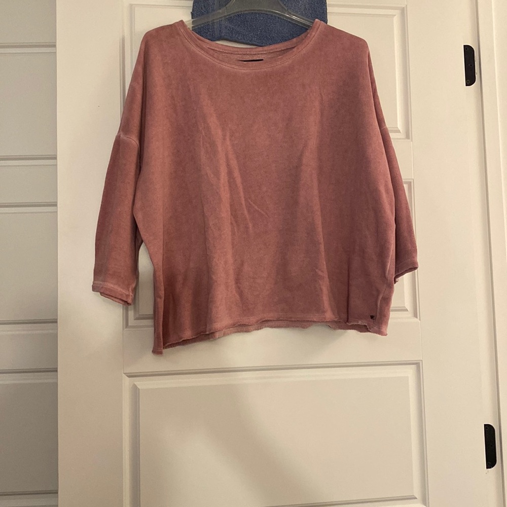 Light weight, light pink 3/4 sleeve American eagle crew neck.